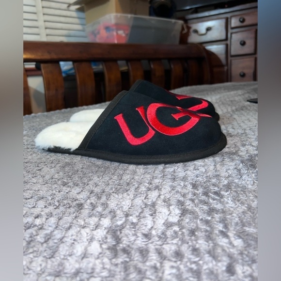 NWT UGG Scuff Logo Mens Slippers Suede Black Red US 8 UK 7 EU 41 main image 4